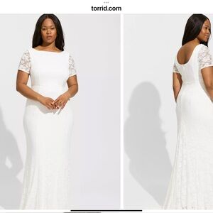 A BEAUTIFUL LACE WEDDING DRESS/GOWN Comes with garment bag.